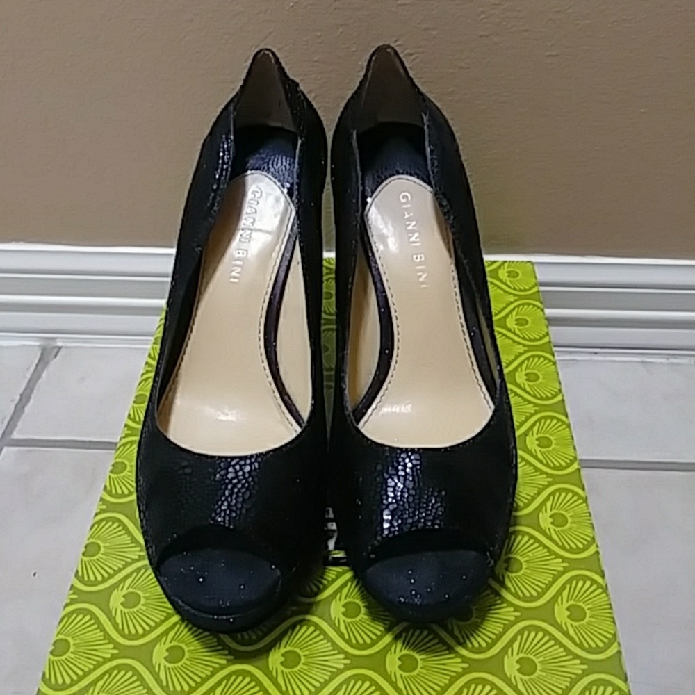 GIANNI BINI- BLACK SHOE WITH 4" HEEL.... SIZE 8